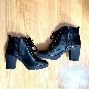 Black Heel Boots with Velvet Laces